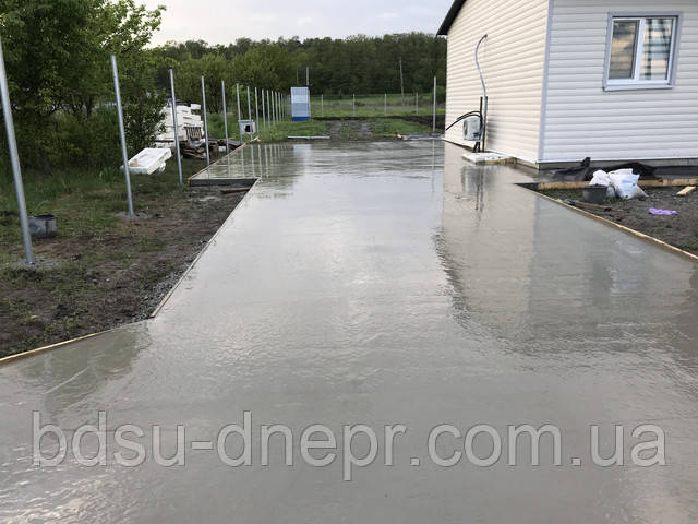 Залитий бетоном двір у приватному секторі.