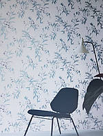 Обои флизелиновые Khroma LAV402 LA VIE EN ROSE светло серые ветки серебряные цветы белые