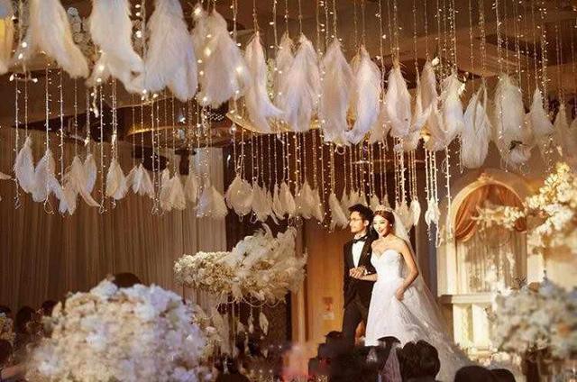 страусовые перья на свадьбе