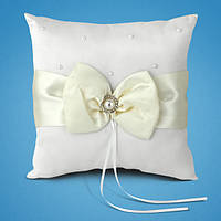 Подушечка для обручних кілець із білою стрічкою й намистинкою