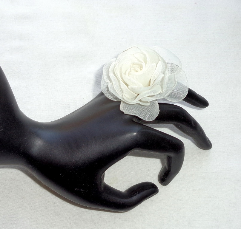Кільце з квіткою з тканини ручної роботи "Троянда Чайна Молочна"