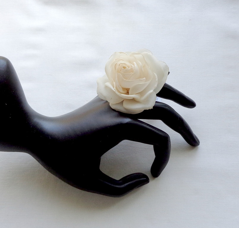 Кільце з квіткою з тканини ручної роботи "Кремова Троянда"
