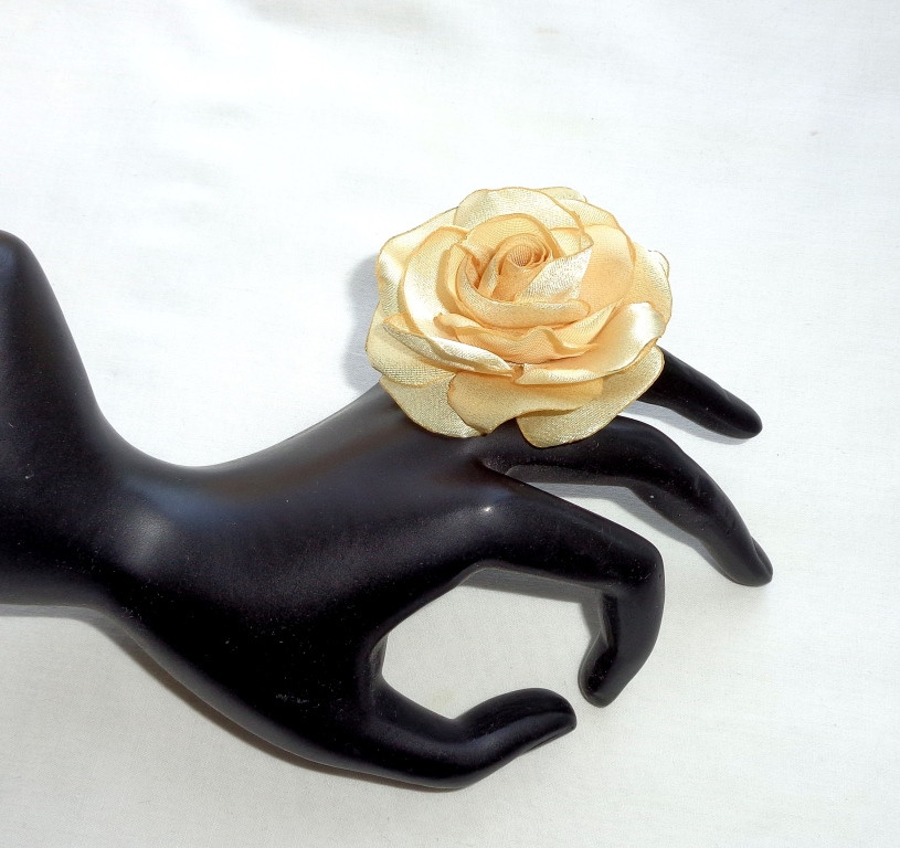 Кільце з квіткою з тканини ручної роботи "Троянда Золотава"
