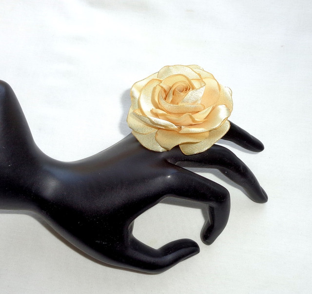 Кільце з квіткою з тканини ручної роботи "Троянда Золотава"-купити-в інтернет-магазині AnnaRose
