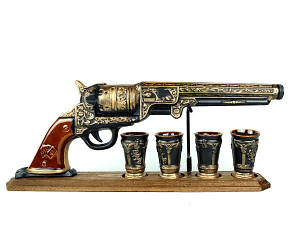 Пістолет Кольт на дерев'яній підставці — подарунковий набір для спиртного