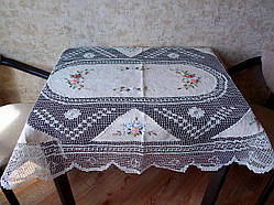 Скатертина овальна, вишита стрічками.