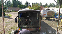 Производство и замена лобового стекла триплекс на автобусе Van Hool T815CL Integral  в Никополе (Украина). 7