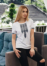 Жіноча молодіжна футболка з вишивкою на грудях та рукавах