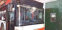 Производство и замена лобового стекла триплекс на автобусе MAN NL 263  в Никополе (Украина). 11