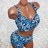 58 розмір. Класичний жіночий купальник, синій із блакитними квітами, роздільний, м'яка чашка, без кісточок, фото 4