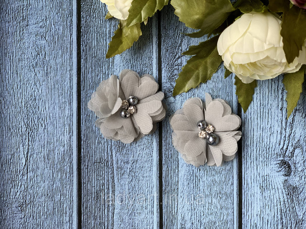 Шифонова квітка з намистинами 4,5 см, 20 шт./пач., сірого кольору, фото 1