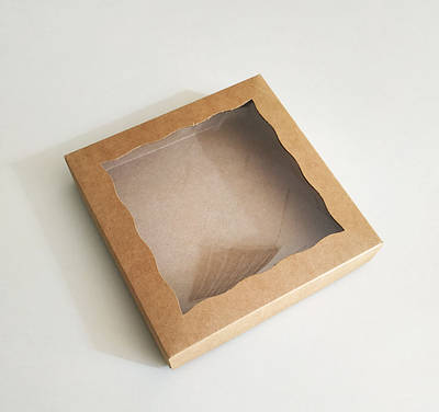 Коробка з крафт 3 картону з віконцем 150х150х35 мм.