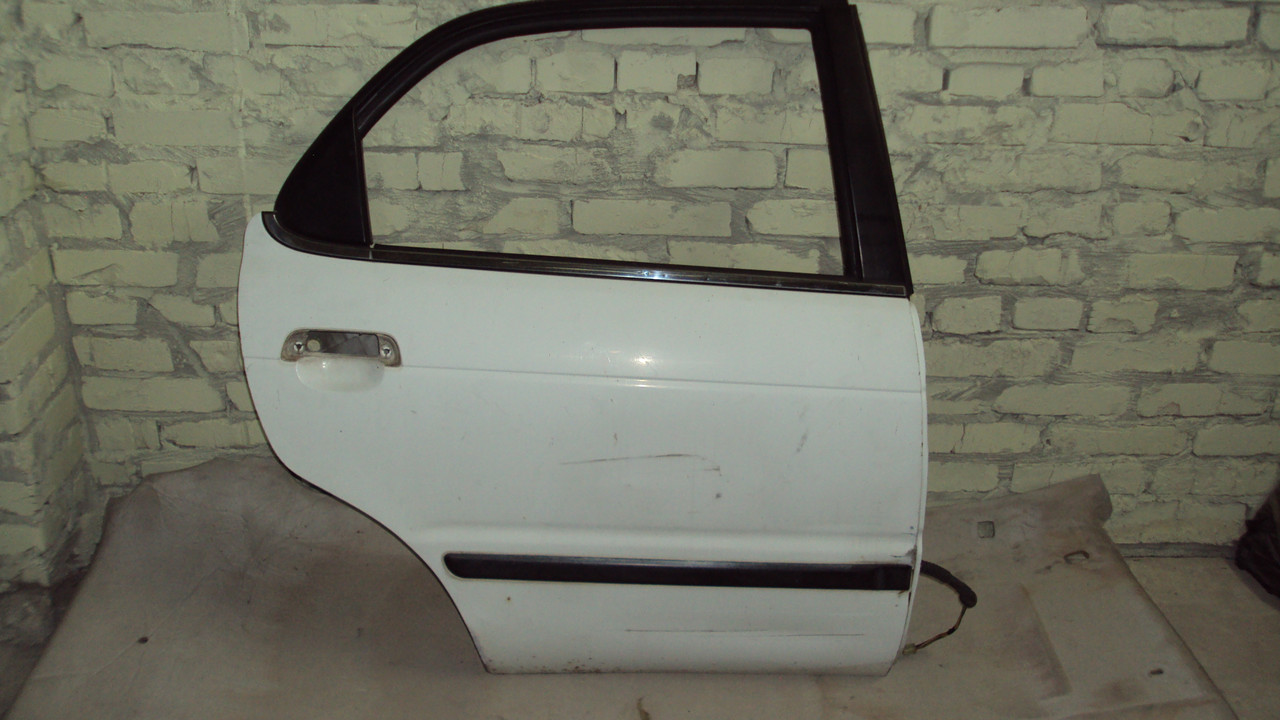 Двері задні праві Балено ДВЕРЬ ЗАДНЯЯ ПРАВАЯ SUZUKI BALENO 1995 - 2002 г. седан 6800360G10
