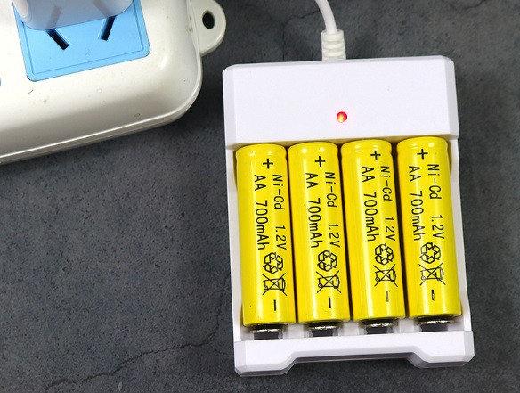 Комплект зарядний пристрій + акумулятори 4шт 700mAh АА пальчик