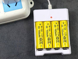 Комплект зарядний пристрій + акумулятори 4шт 700mAh АА пальчик