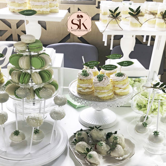 Ақ сексуалды трусикидегі қыз