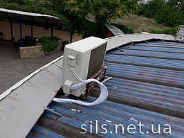 Установка наружного блока на крыше заведения