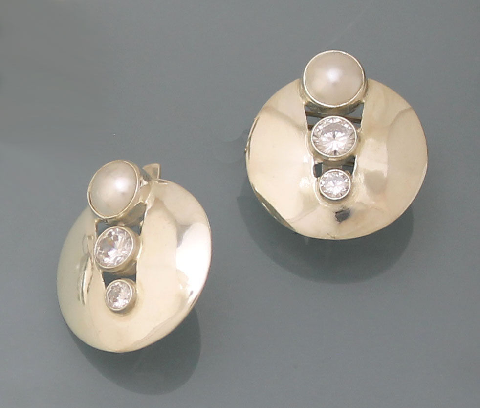Сережки зі срібла 925 проби з цирконієм і імітацією перлів.