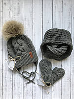 Зимовий теплий в'язаний набір шапка утеплена на зав'язках з хутряним бубоном і хомут шарф-важки ручної роботи.