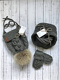 Зимовий теплий в'язаний набір шапка утеплена на зав'язках з хутряним бубоном і хомут шарф-важки ручної роботи., фото 4