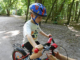 Обучение катанию на велосипеде по разному покрытию, Назар 5 лет 8