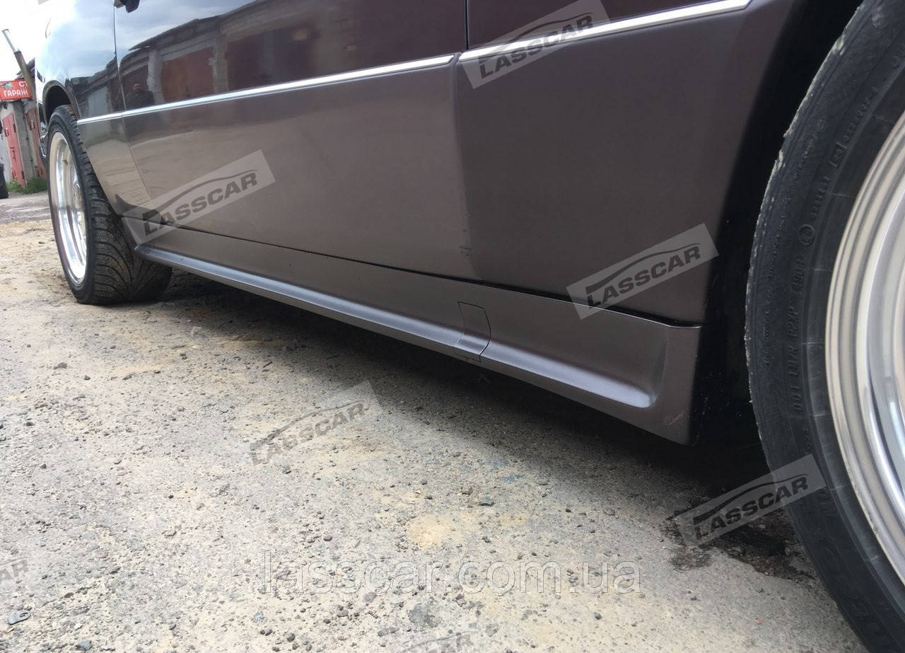 Накладки на пороги в стилі AMG-2 на Mercedes W124 (купе)