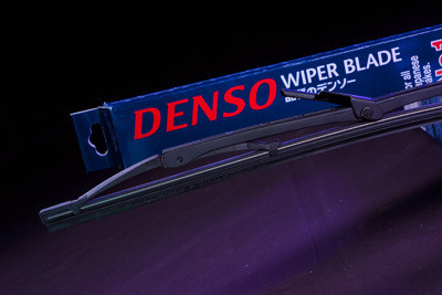 Щетка стеклоочистителя каркасная DENSO 530 мм правая изогнутая, (DM-653) - фото 1 - id-p754137138