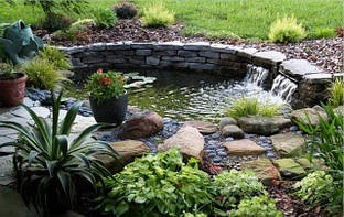 Водоспадик в декоративному водоймі.