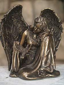 Статуетка Veronese ангел 18 см 76367 сидить фігурка ангела веронезе верона
