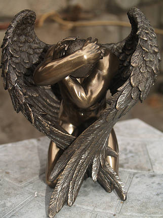 Статуетка Veronese Ангел 15 см 76019 сидить хлопець ню фігурка ангела веронезе, спадній ангел, фото 2