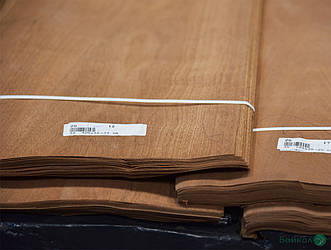 Шпон Сапелі меблевий - 0,6 мм - I ґатунок - довжина від 2 до 3.80 м / ширина від 10 см+