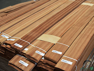 Шпон з деревини Сапелі - 0,6 мм I ґатунок - довжина від 1 до 2 м / ширина від 12 см+ (струганий)