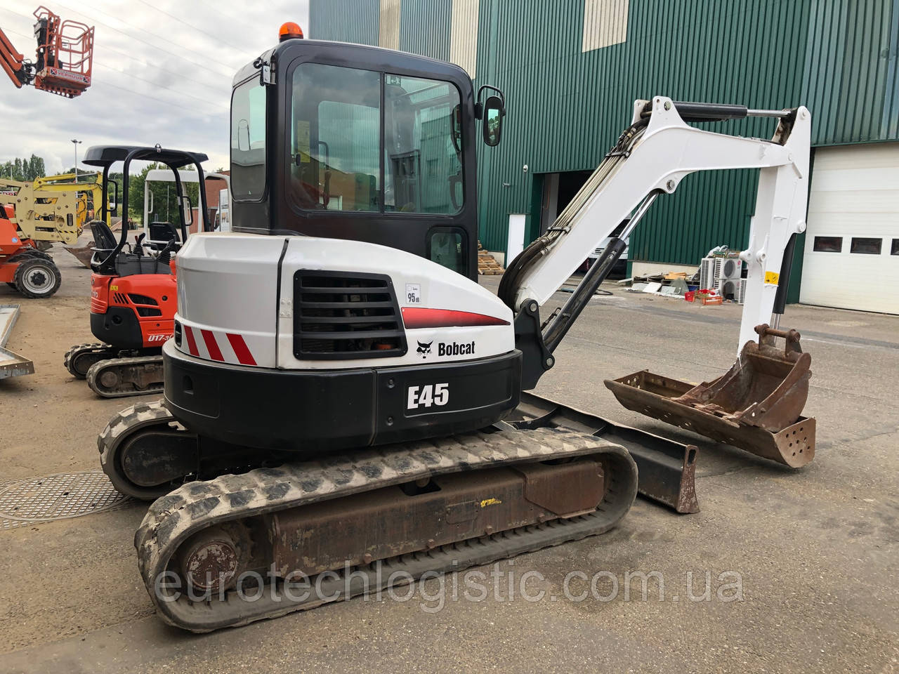 Мініекскаватор Bobcat E45.