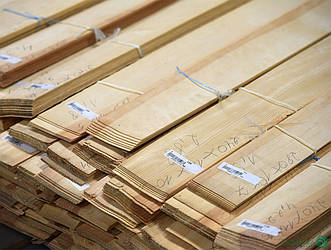 Шпон з деревини Сосни - 1,5 мм довжина від 2,10 - 3,80 м / ширина від 10 см (ІI ґатунок)