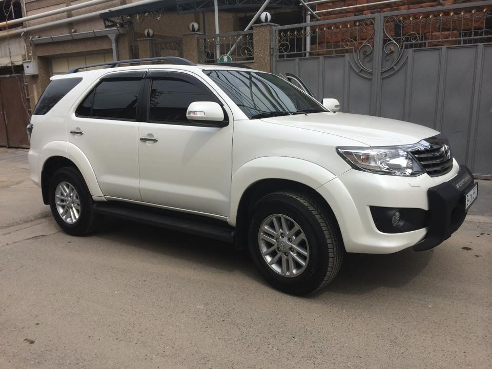 Дефлектори вікон (вітровики) Toyota Fortuner 2005- (Тойота Фортунер) T25605