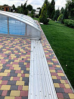 Бассейн в открытом виде. Раздвижной павильон полностью "уезжает" за пределы бассейна, не ограничивая пространство.