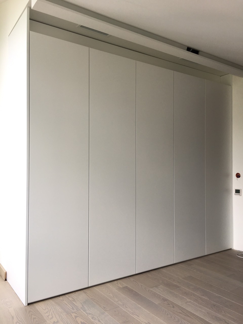 Шафа в коридор із фасадами мдф без ручок. Система Blum Tip-on