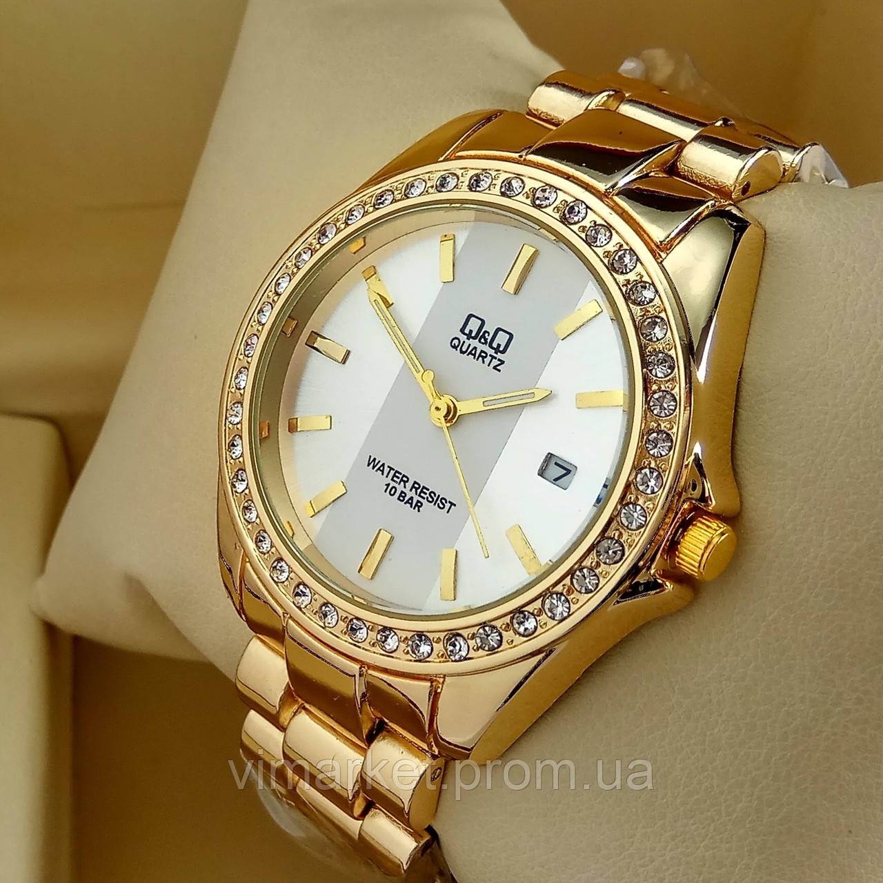 Жіночий наручний годинник Q&Q B129 (Кью Кью) на металевому браслеті золотого кольору срібний циферблат,з датою