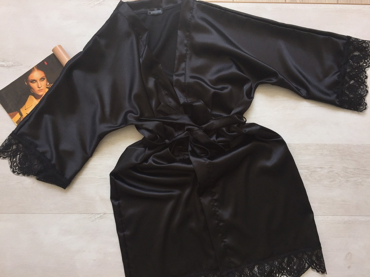Жіночий атласний халат на запах з поясом чорний