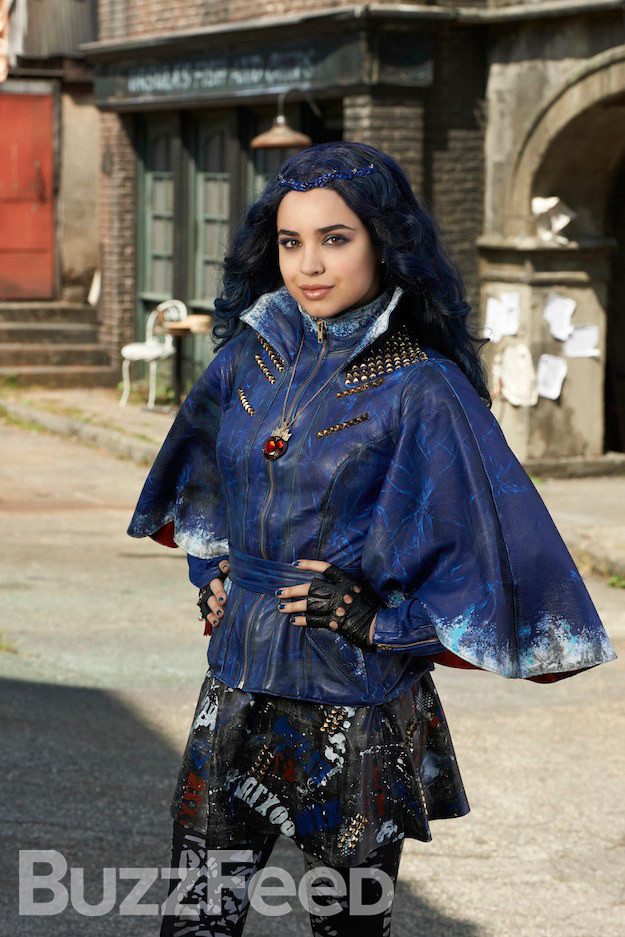 Актриса: София Карсон (Sofia Carson)