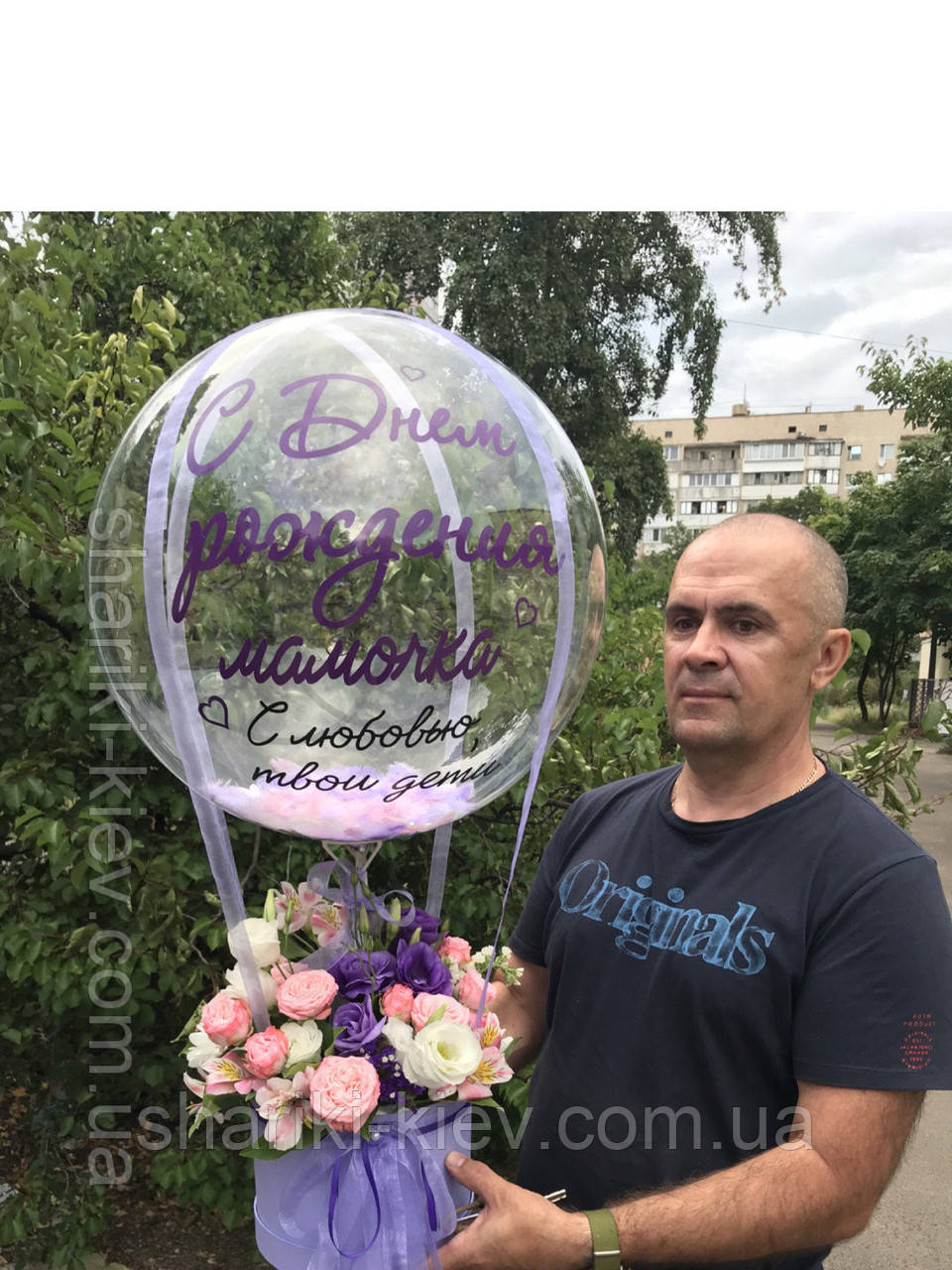 Букет в коробочці з квітами і Куля Баблс з індивідуальною написом і пір'ям 12