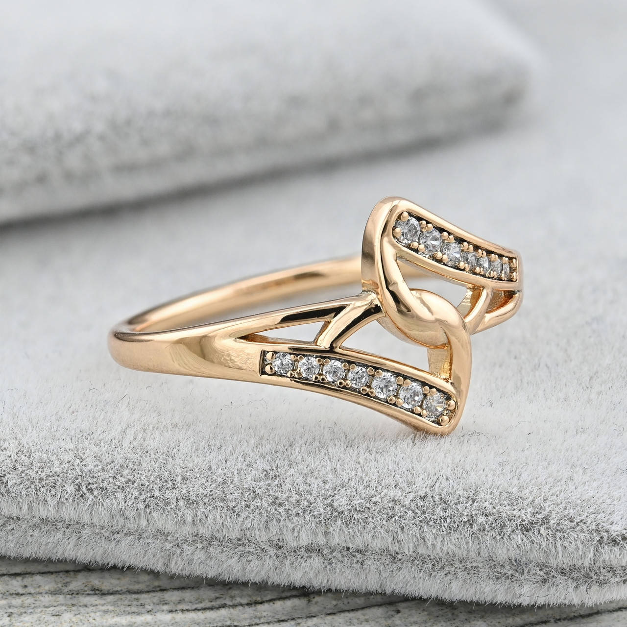 

Кольцо Xuping 37426 ширина 12 мм белые фианиты позолота 18K размер 17