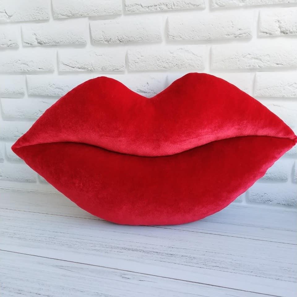 Красная интерьерная подушка-губы из бархата, размер 45*28 см - фото 1 - id-p1012686311