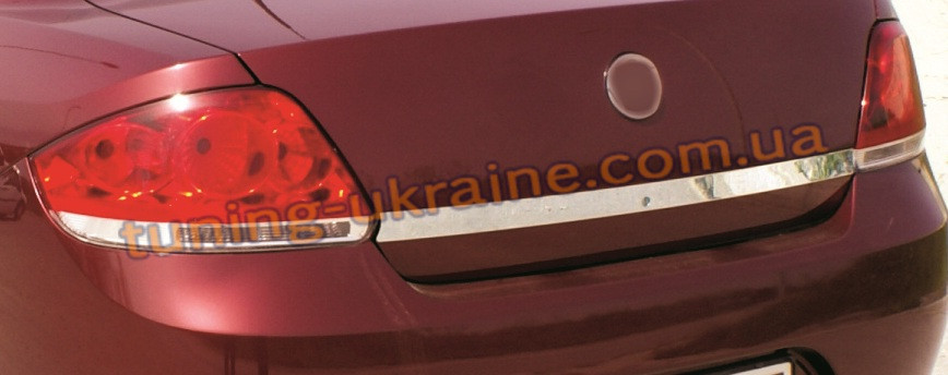 Накладка над номером Carmos на Fiat Linea 2007