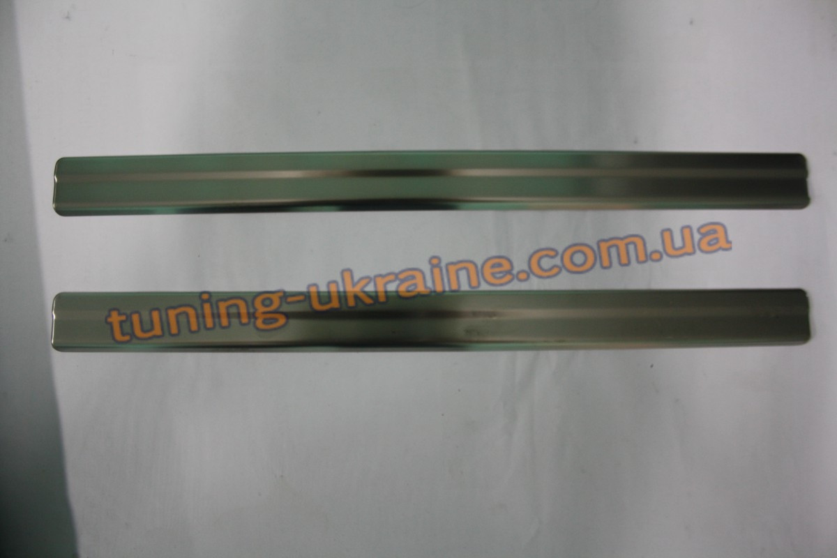 Накладки на пороги Carmos на Nissan Juke 2010-2014