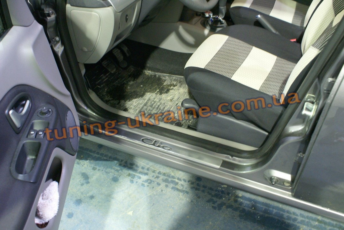 Накладки на пороги Carmos на Renault Clio 2005-2012