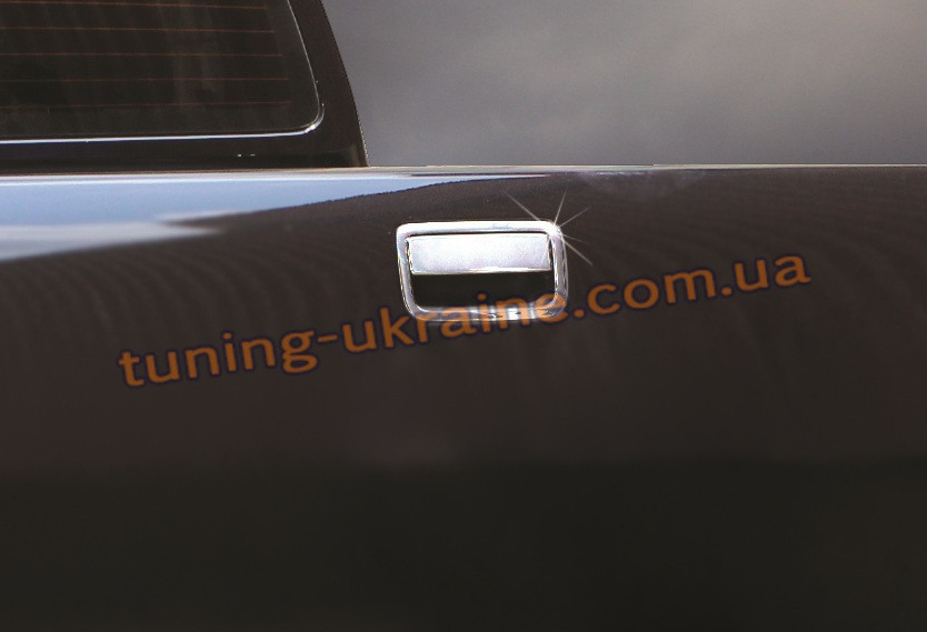 Накладка на ручку багажника Carmos на Volkswagen Amarok 2010