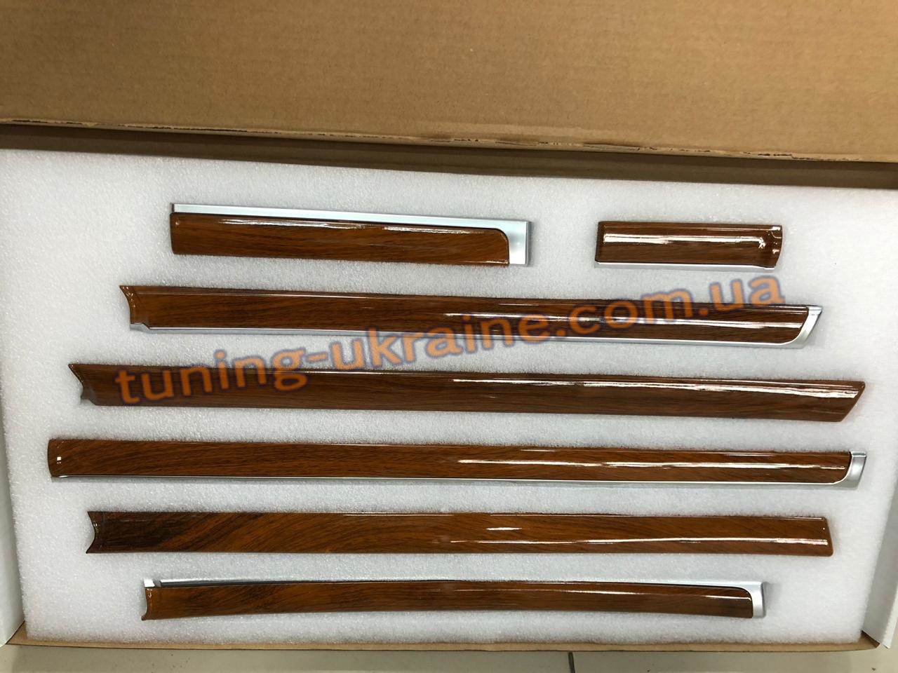 Дерев'яні вставки на дверей з підсвічуванням на Toyota LC 200 2008-2012