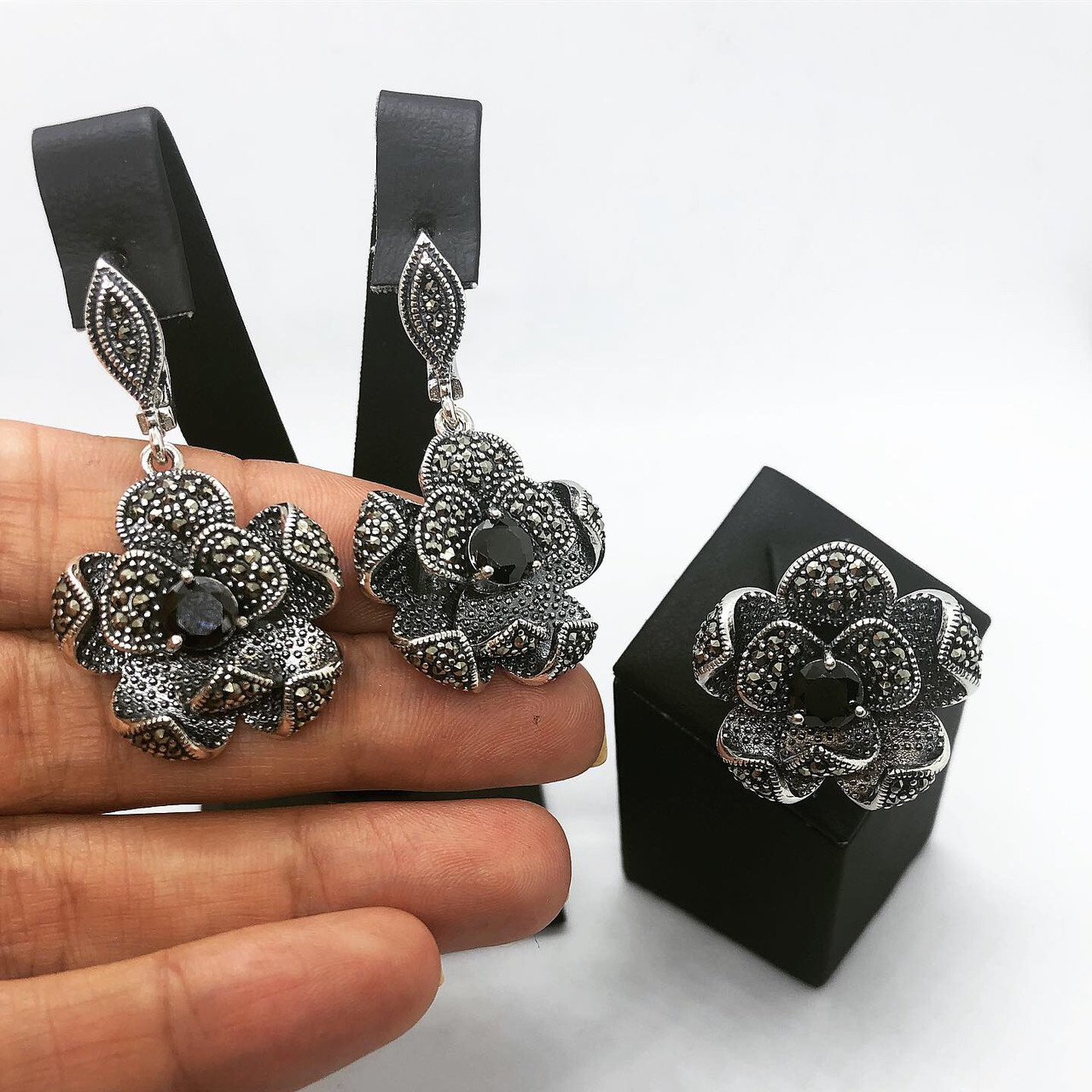 Набір прикрас кільце і сережки квіти і онікс з срібла 925 My Jewels з марказитами (розм.18,5 - 19 мм)