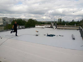 Нашей бригадой #RoofersPVCmembrane был выполнен #монтаж ПВХ мембраны поверх старого рубероида, на кровле жилого 5-ти этажного дома. 